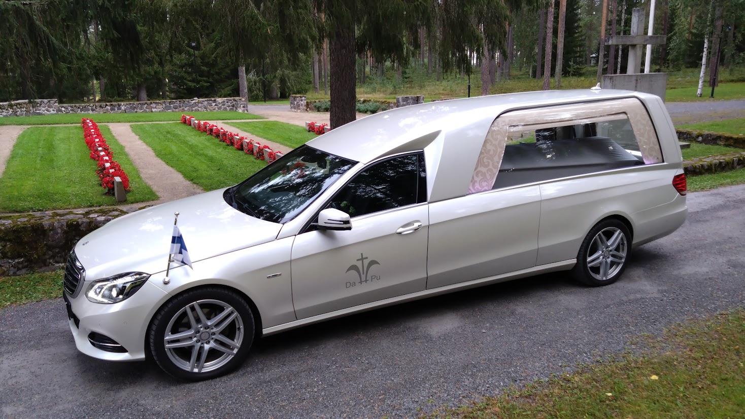 Mercedes ruumisauto Binz Metatron valkoinen Kesä hautausmaa