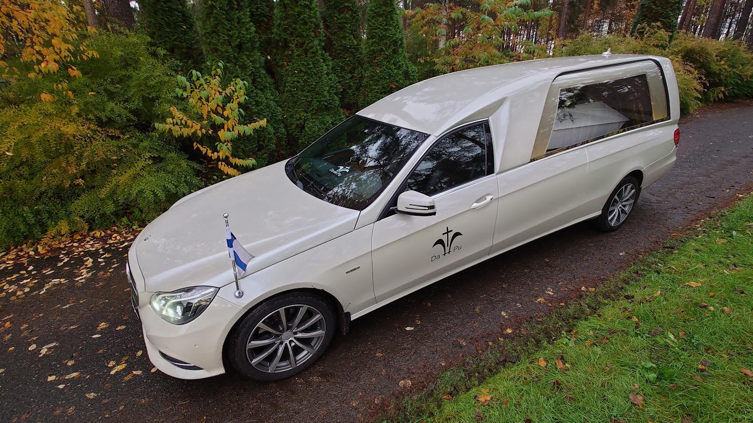 Mercedes ruumisauto Binz Metatron valkoinen syksy hautausmaa
