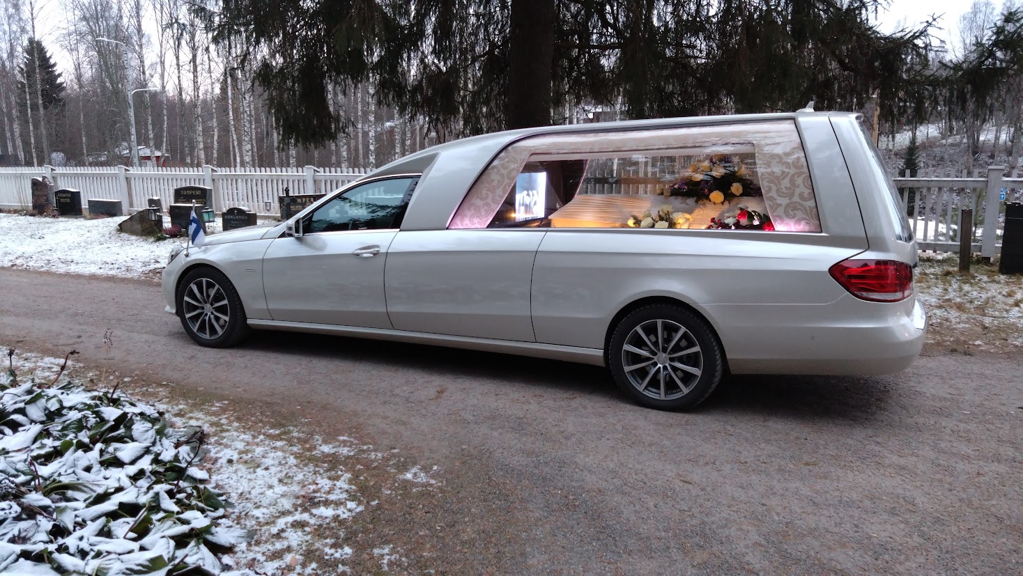 Mercedes ruumisauto Binz Metatron valkoinen talvi hautausmaa
